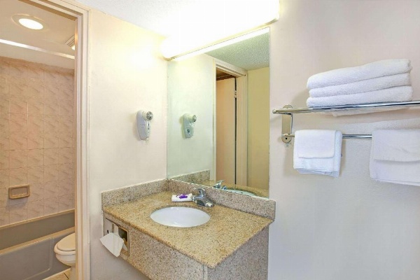 Knights Inn South Hackensack Motel image 6